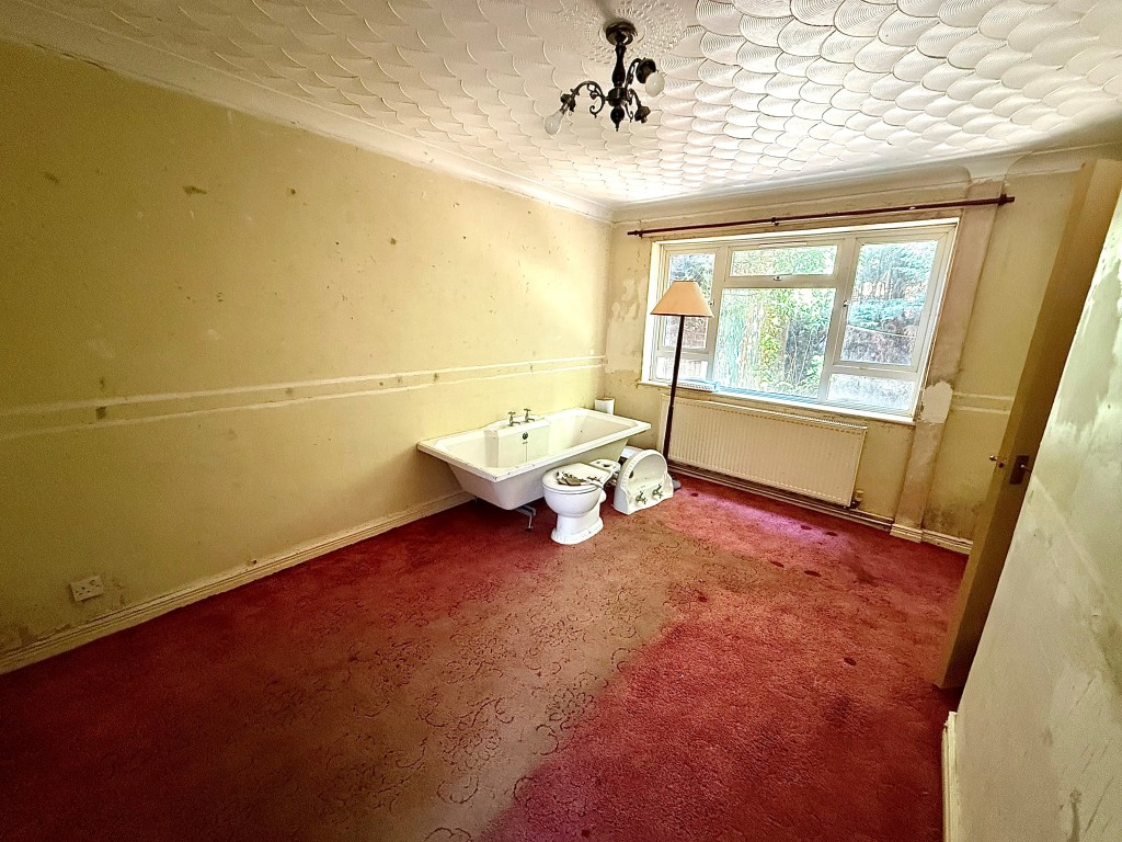 Lot: 99 - THREE-BEDROOM END-TERRACE HOUSE IN NEED OF MODERNISATION - Living room showing window